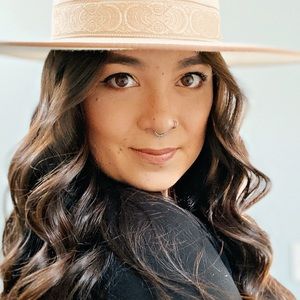 Meet your Posher, Abi